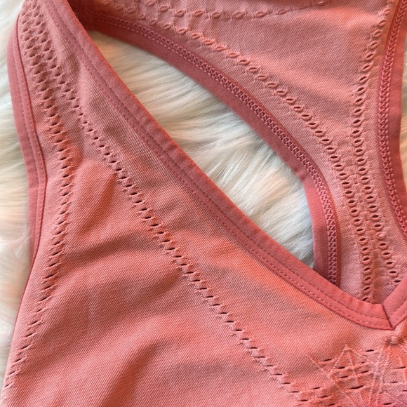 PINK
SEAMLESS LONGLINE SPORTS BRA - Picture 2 of 7